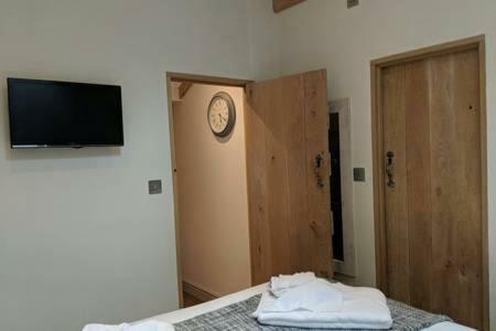 Skittles - Charming One Bedroom Apartment - Parking - Easy Access To Bath Box  Exterior photo
